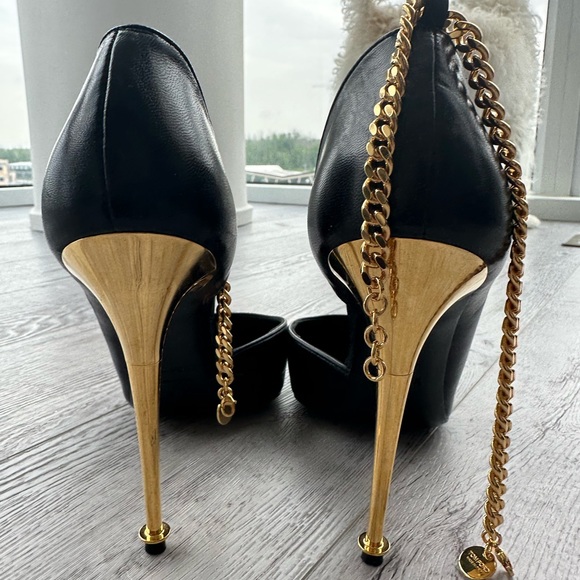 TOM FORD d’Orsay Pump with Gold Engraved Ankle Chains - Picture 13 of 16
